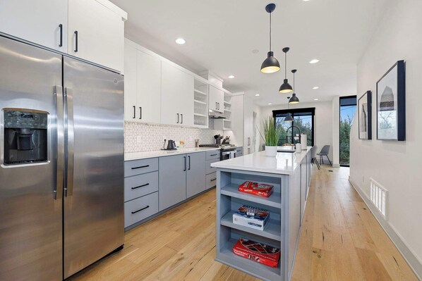 Réfrigérateur, four à micro-ondes, un four, surface de cuisson