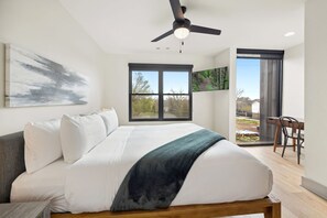 2 bedrooms, desk, iron/ironing board, WiFi