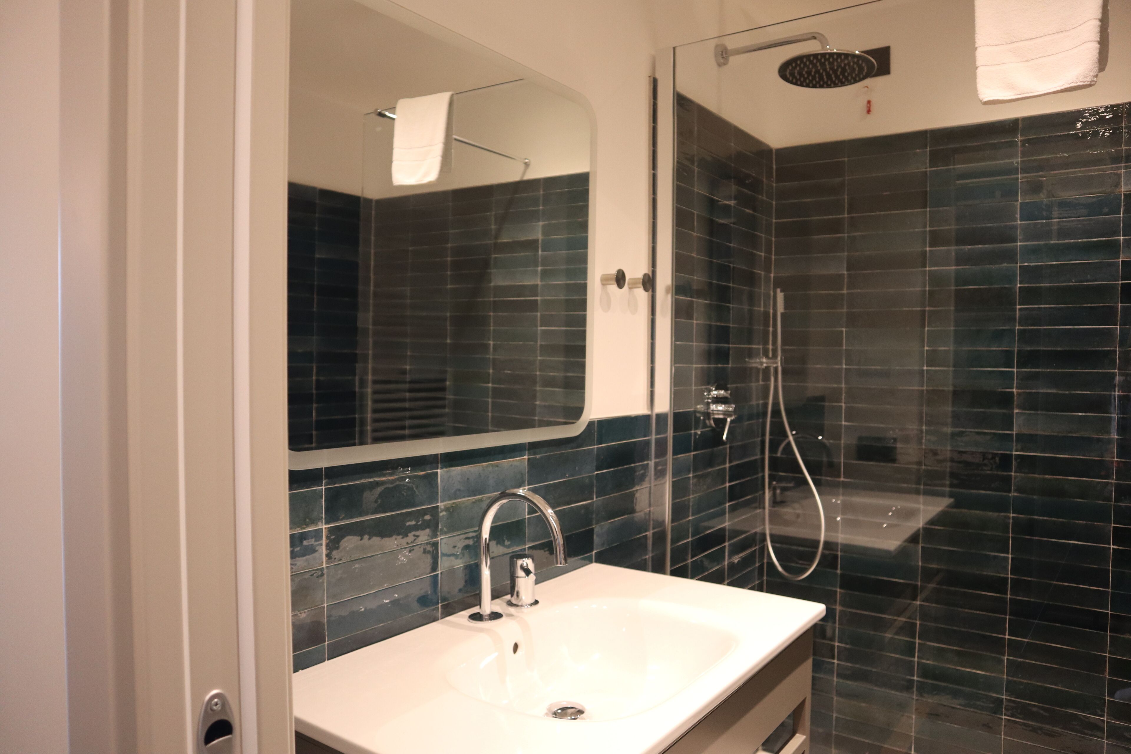 Le Lampare di notte | Bathroom | Shower, rainfall showerhead, eco-friendly toiletries, hair dryer
