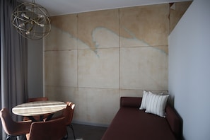 Superior appartement, uitzicht op zee | 1 slaapkamer, donzen dekbedden, een kluis op de kamer