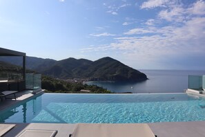 A infinity pool with a clear view of the sea and mountains. - La Giulia Suites like Home (Bonassola)
