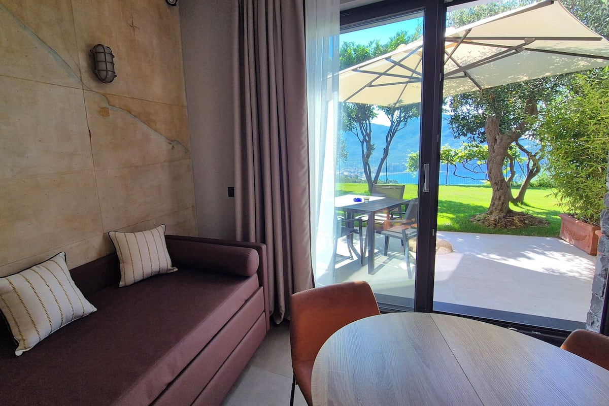 Bloc d'apartaments superior | 1 dormitori, cobrellits, caixa forta a l'habitació i cortines opaques