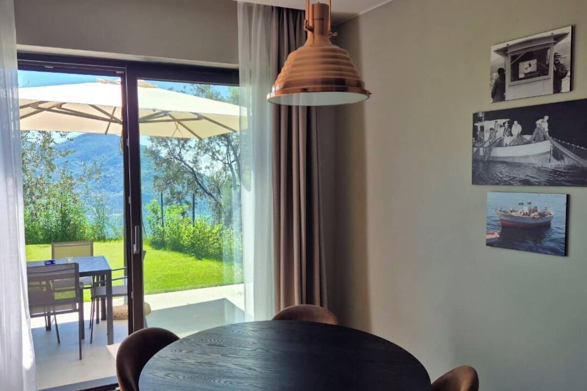 Bloc d'apartaments superior | 1 dormitori, cobrellits, caixa forta a l'habitació i cortines opaques