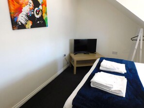 2 habitaciones, tabla de planchar con plancha, wifi y ropa de cama 