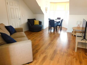 TV, offices - No 11 - Contemporary 2 Bedroom Apartment in Lanark Town Centre (Lanark)