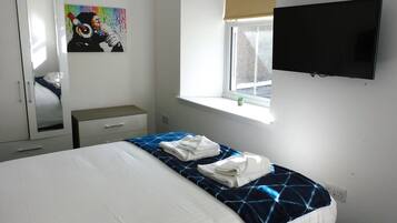 2 bedrooms, iron/ironing board, WiFi, bed sheets