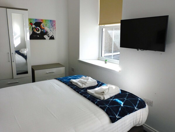2 habitaciones, tabla de planchar con plancha, wifi y ropa de cama 