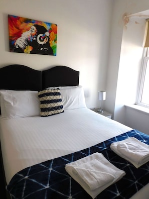 2 bedrooms, iron/ironing board, WiFi, bed sheets - No 1 -  2 bedroom Apartment in Lanark Town Centre (Lanark)