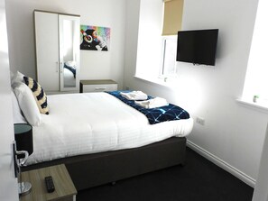 2 habitaciones, tabla de planchar con plancha, wifi y ropa de cama 