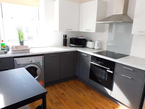 Microwave, oven, stovetop, toaster - No 3 - Modern Studio Apartment in Lanark Town Centre (Lanark)