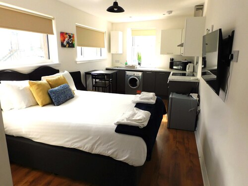 No 3 - Modern Studio Apartment in Lanark Town Centre