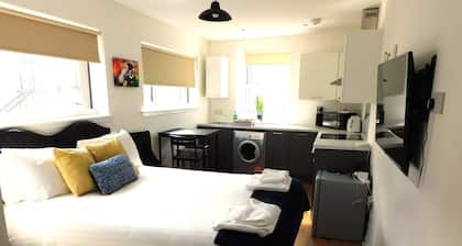 No 3 - Modern Studio Apartment in Lanark Town Centre