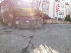 Property grounds - No 7 - Modern 1 Bedroom Apartment in Lanark Town Centre (Lanark)