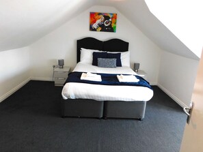 1 bedroom, iron/ironing board, WiFi, bed sheets - No 7 - Modern 1 Bedroom Apartment in Lanark Town Centre (Lanark)