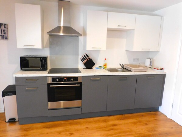 Fridge, microwave, oven, stovetop - No 7 - Modern 1 Bedroom Apartment in Lanark Town Centre (Lanark)