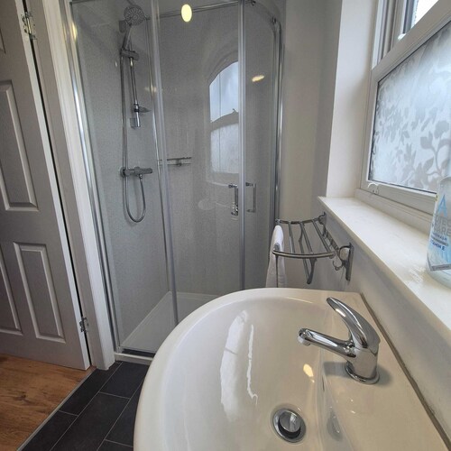 No 7 - Modern 1 Bedroom Apartment in Lanark Town Centre