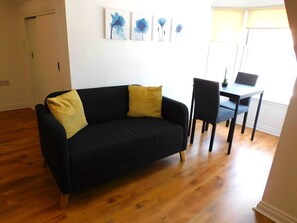 TV - No 7 - Modern 1 Bedroom Apartment in Lanark Town Centre (Lanark)