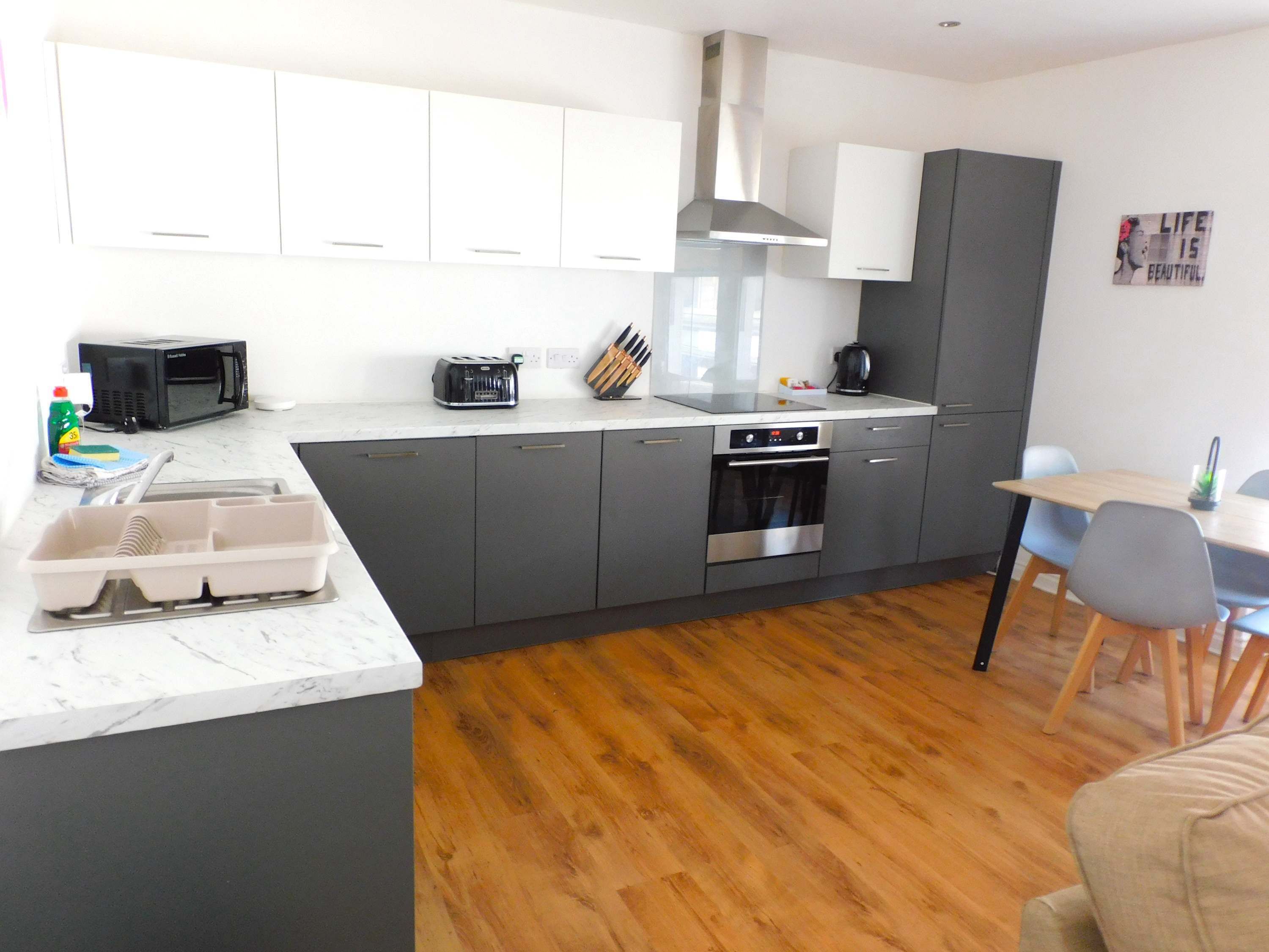 Refrigerador, microondas, horno y parrilla de estufa 