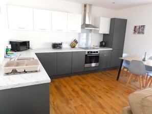Kühlschrank, Mikrowelle, Ofen, Herdplatte