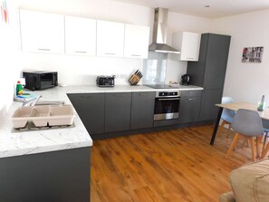 Fridge, microwave, oven, stovetop - No 5 - Modern 2 bedroom Apartment in Lanark Town Centre (Lanark)