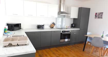 No 5 - Modern 2 bedroom Apartment in Lanark Town Centre