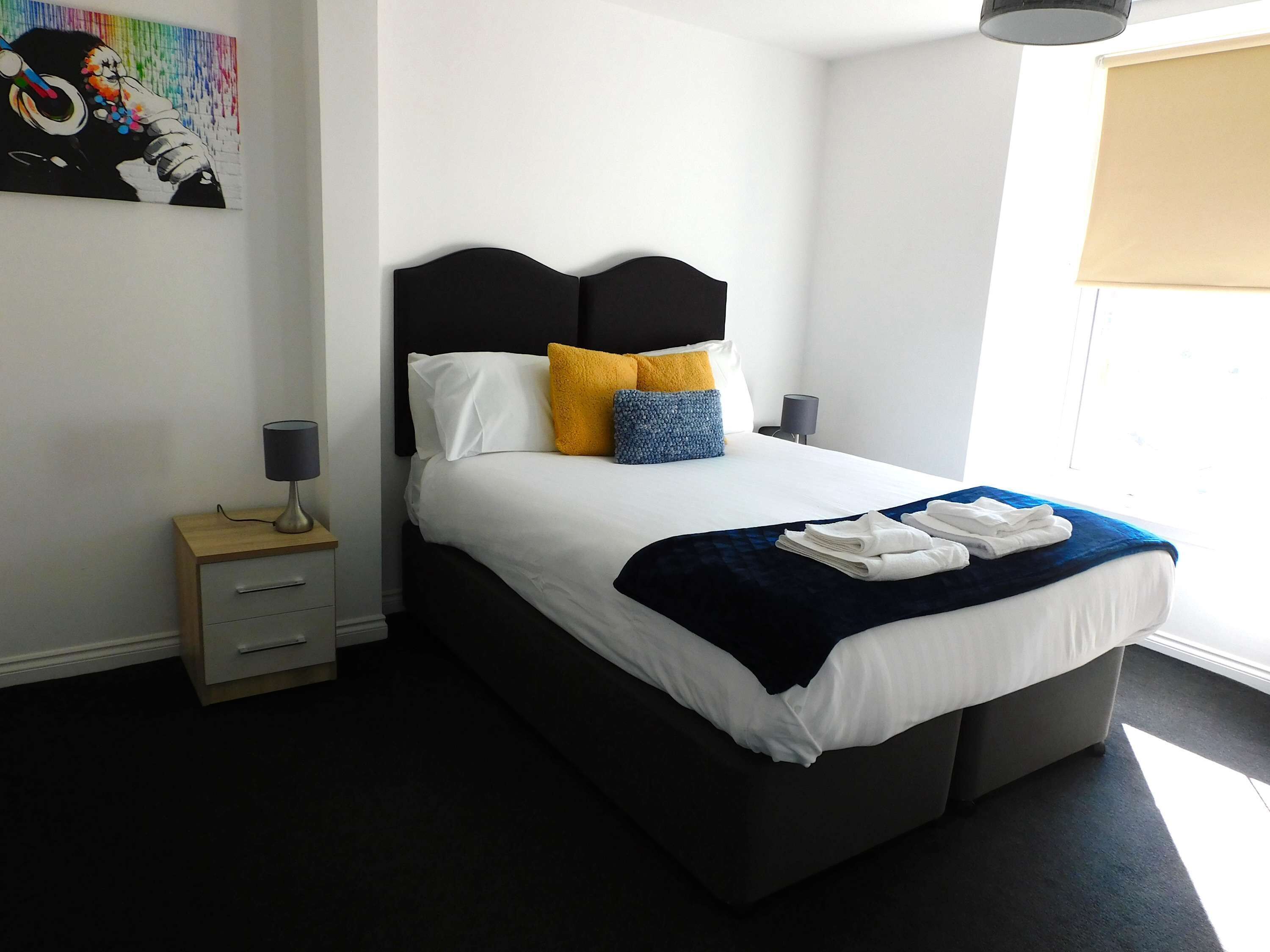 2 عدّة غرف نوم ومكواة/لوح كي وواي فاي وملاءات أسرّة