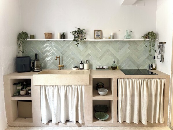 Fridge, stovetop, electric kettle, cookware/dishes/utensils