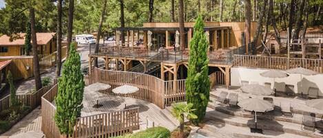 حمّام سباحة خارجي موسمي، مظلات على حمّام السباحة، مقاعد للتشمس