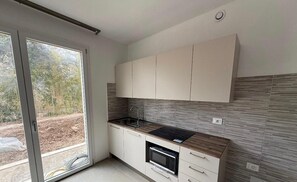 Full-sized fridge, microwave, stovetop, dishwasher