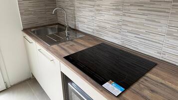 Frigorifero con congelatore, microonde, piano cottura, lavastoviglie