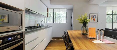 Réfrigérateur, micro-ondes, four, plaque de cuisson