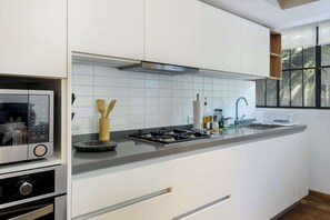 Fridge, microwave, oven, stovetop