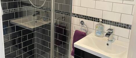 Apartment, 1 Bedroom, Smoking | Bathroom