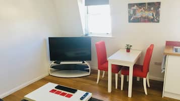 Apartment, 1 Bedroom, Smoking | Living room