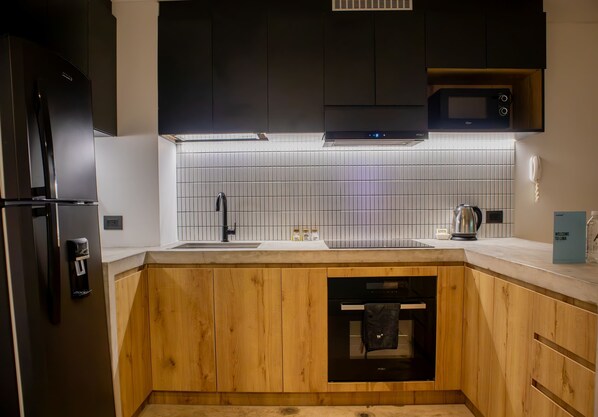 Fridge, oven, stovetop, coffee/tea maker