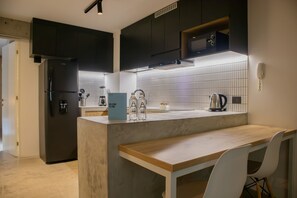 Een koelkast, een oven, een kookplaat, een koffiezetapparaat/waterkoker