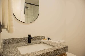 Een douche, een haardroger, handdoeken