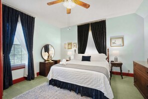 5 habitaciones, escritorio y tabla de planchar con plancha 