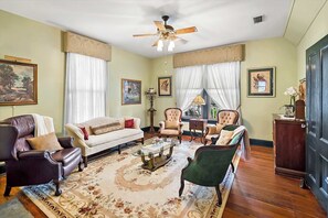 Televisión, chimenea, oficina