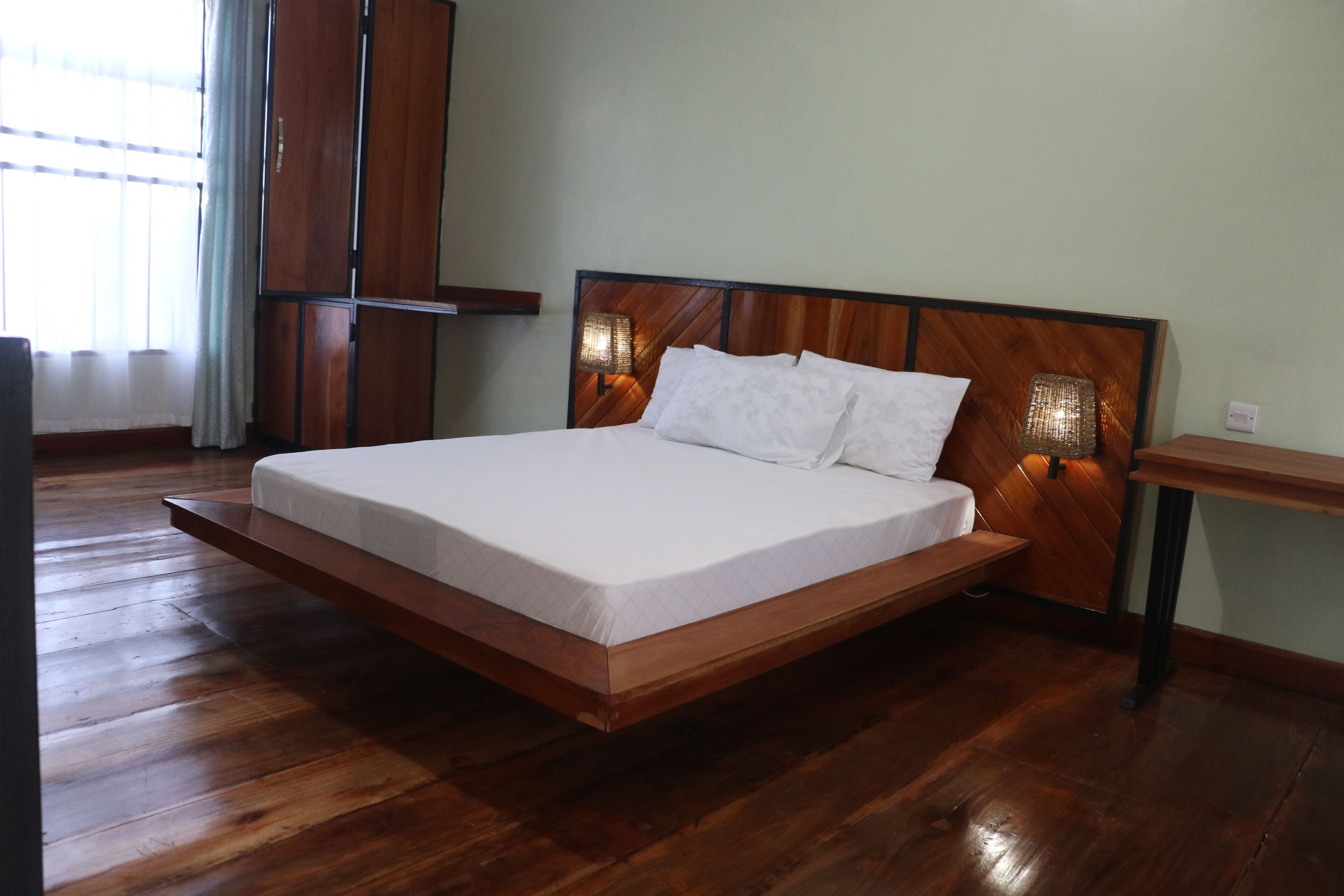 9 dormitorios, escritorio, tabla de planchar con plancha y wifi