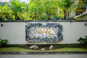 Una pared con un letrero decorativo del
