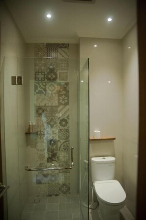 Shower, pengering rambut, handuk, dan sabun