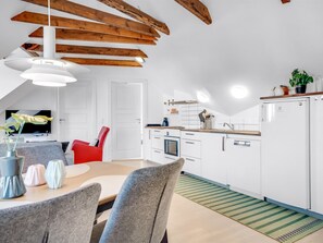 Fridge, oven, dishwasher, cookware/dishes/utensils