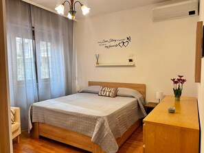 2 soverom, strykejern/-brett, reiseseng for barn og wi-fi