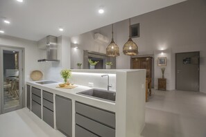 Køleskab, mikrobølgeovn, ovn, kogeplade