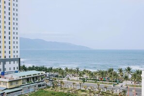 Perhestudiosviitti, parveke, merinäköala | Työpöytä, kannettavalle tietokoneelle sopiva työtila, äänieristys