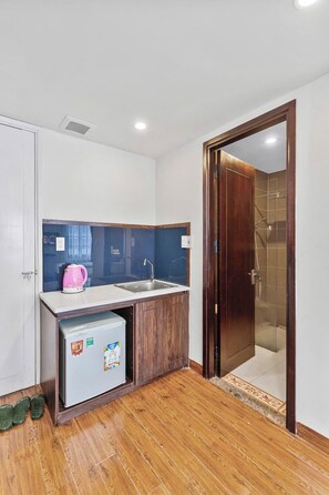 Deluxe Triple Room | Desk, laptop workspace, soundproofing, free WiFi