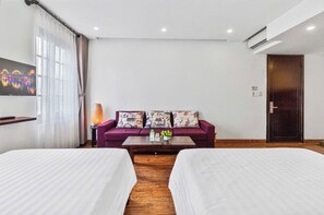 Deluxe Triple Room | Meja, ruang kerja komputer riba, kalis bunyi, Wi-fi percuma 