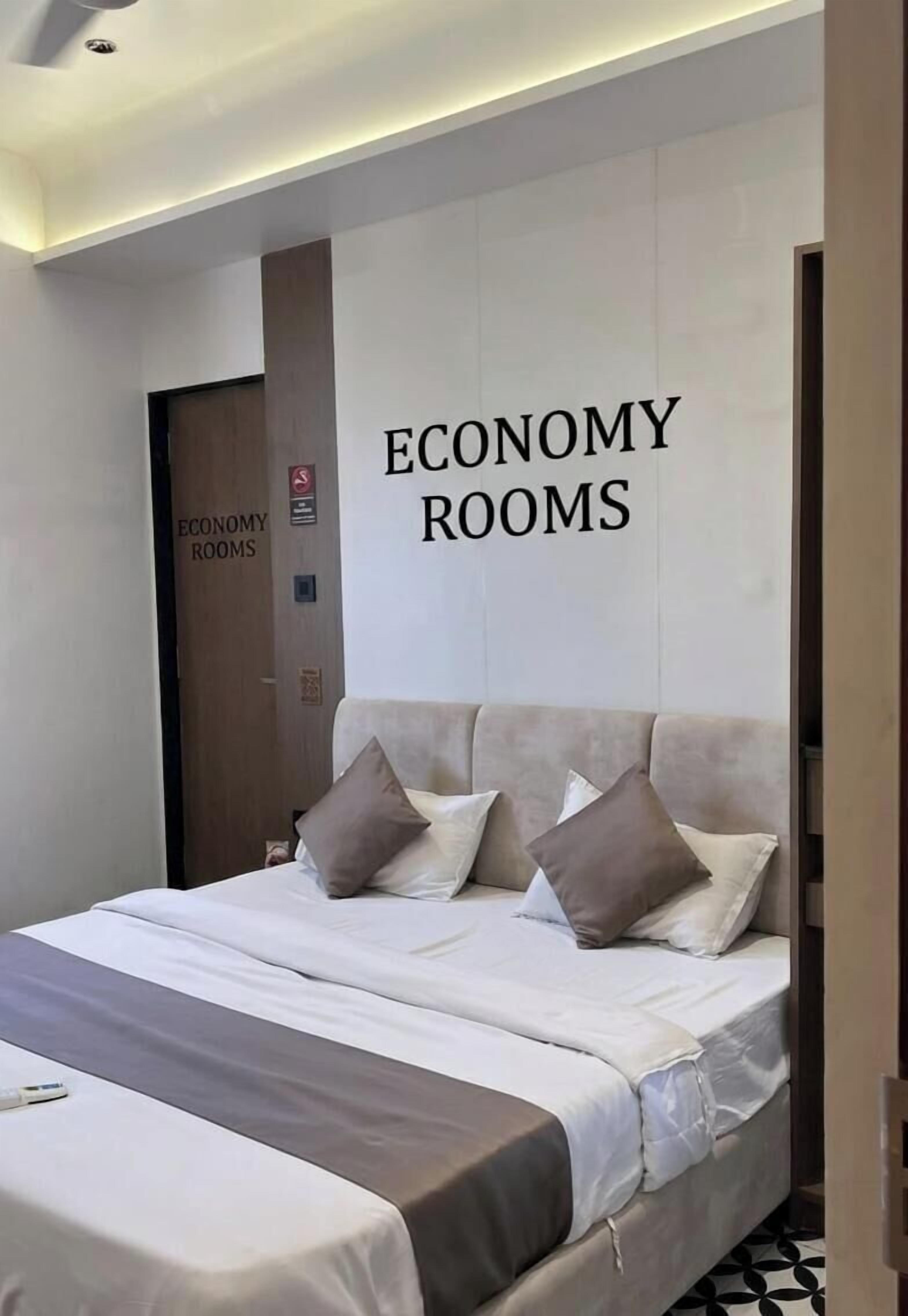 Quarto econômico | Escrivaninha, espaço de trabalho para notebook, cortinas blackout