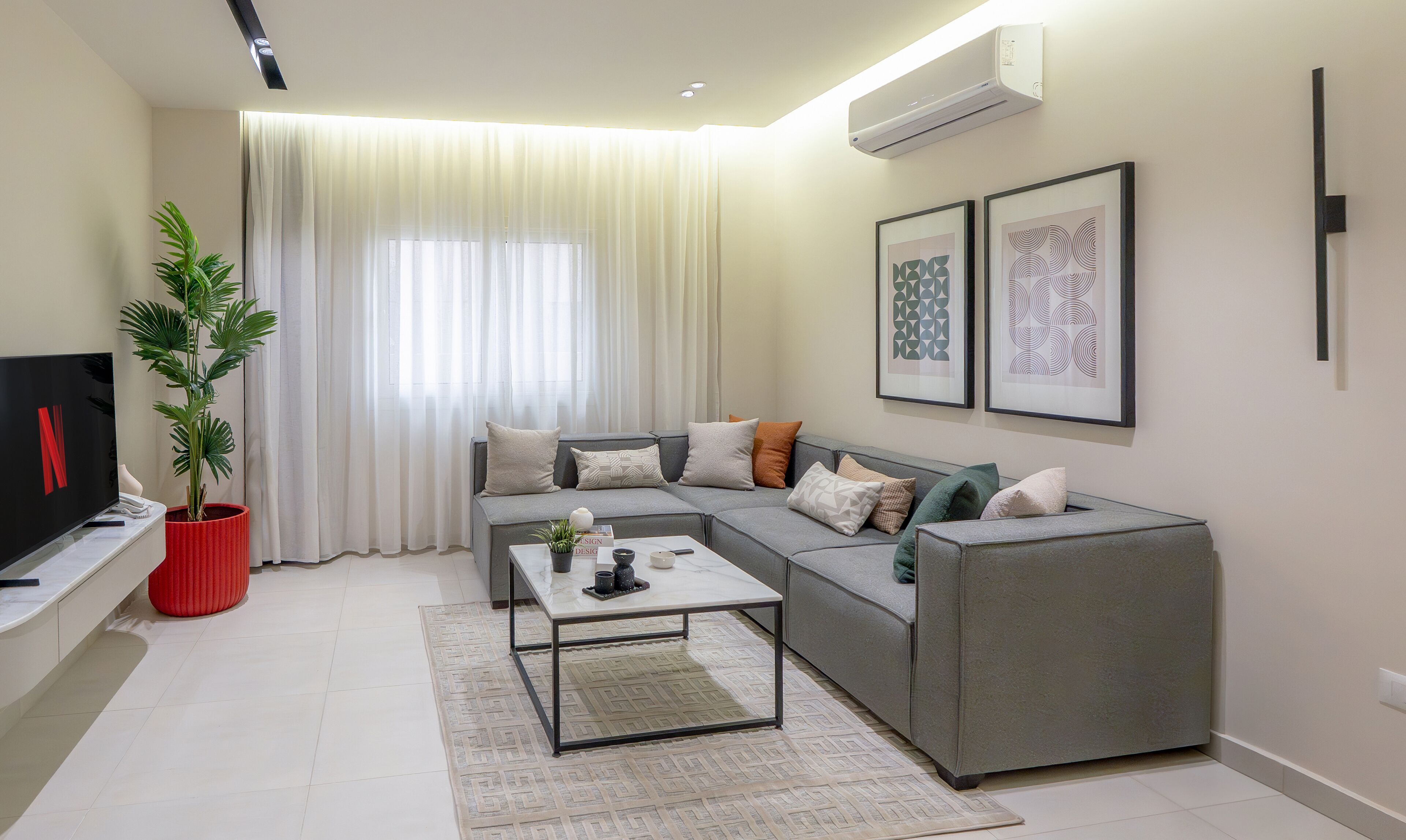 Căn hộ Deluxe, 2 phòng ngủ | Khu phòng khách | Smart TV 50-inch có truyền hình vệ tinh 